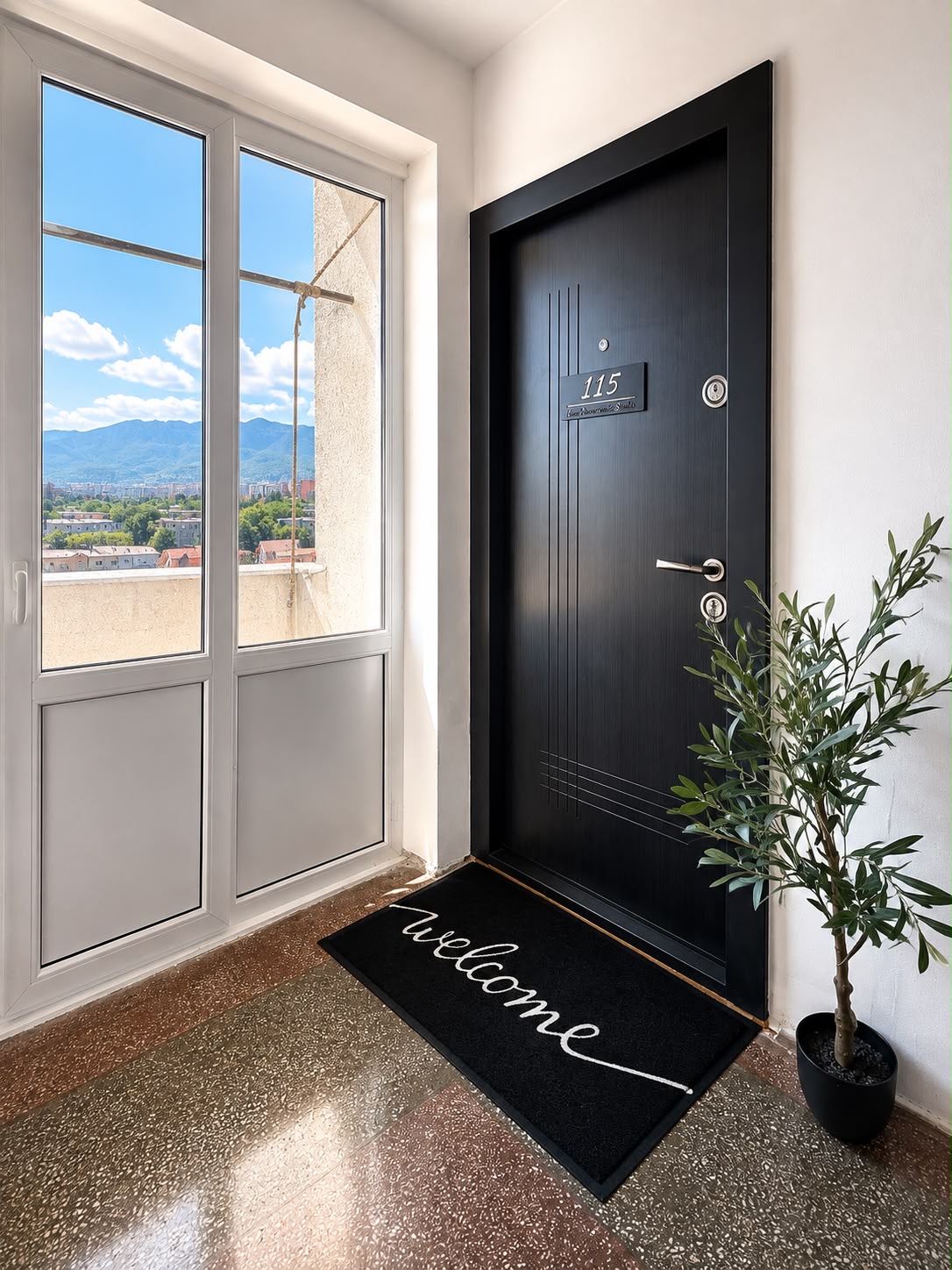 Intrarea în apartamentul 115 cu priveliște spre munți