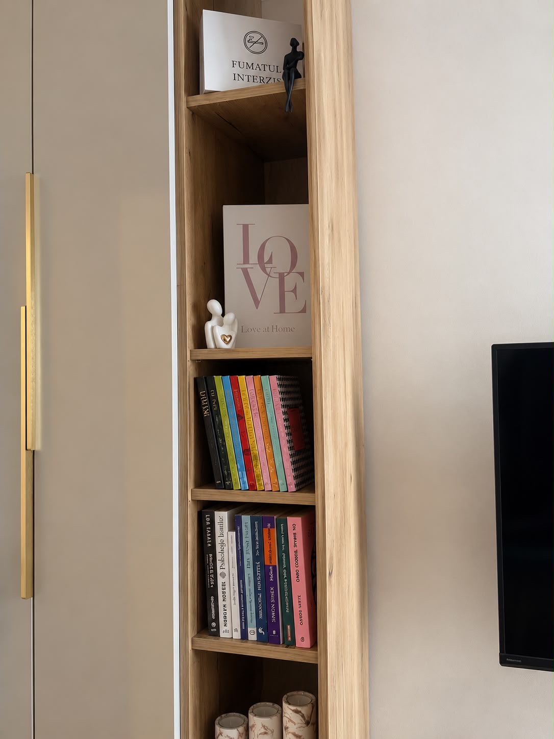 Bibliotecă cu cărți și decorațiuni