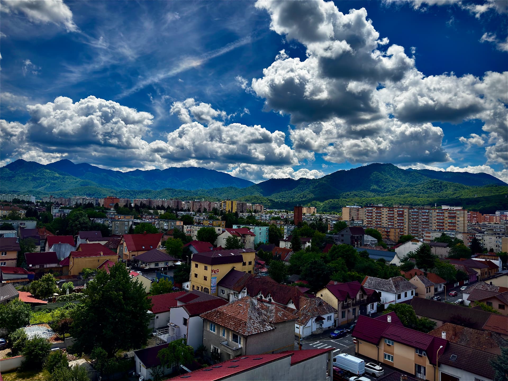 Priveliștea vara de la fereastra garsonierei: Brașov și Carpații
